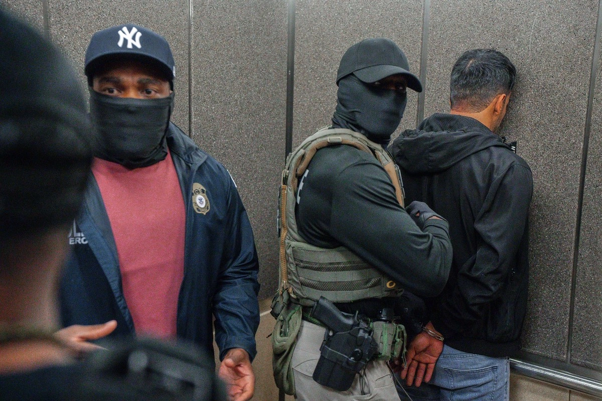 ICE USA Fines and Demands to press a migrants a that se  self support  say lawyers