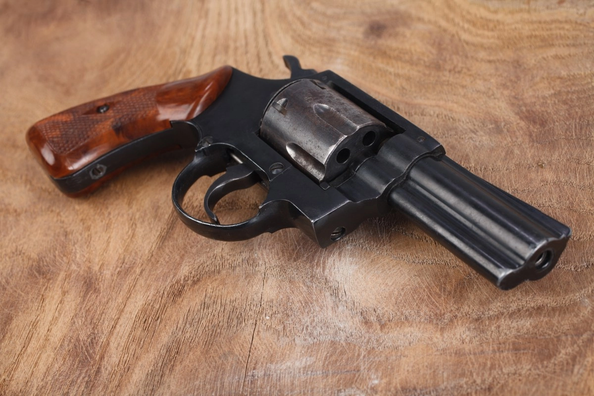 Arrest a child 9 years in Florida by carry a revolver loaded in bus school