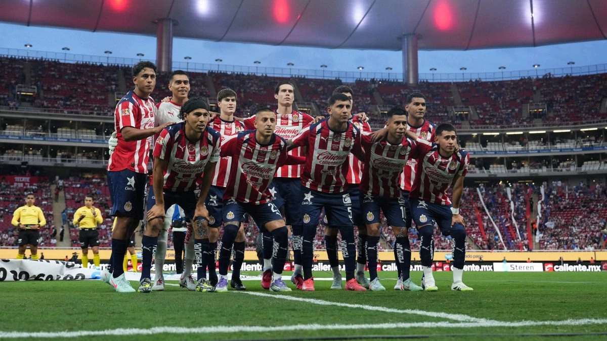 Serenade a las chivas ends with anger between her fans