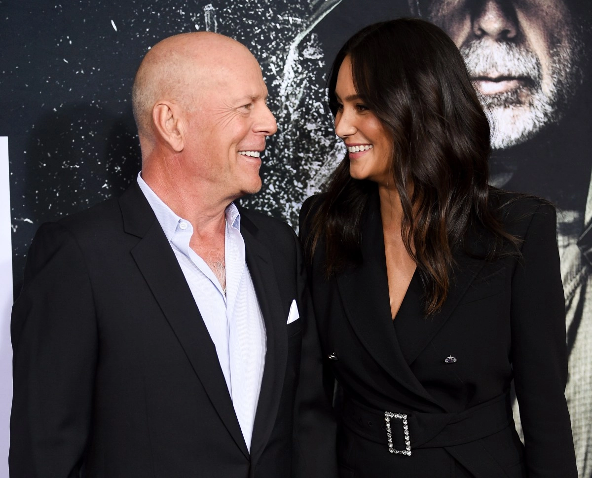 The wife of Bruce Willis revealed that has its own form to communicate with the actor