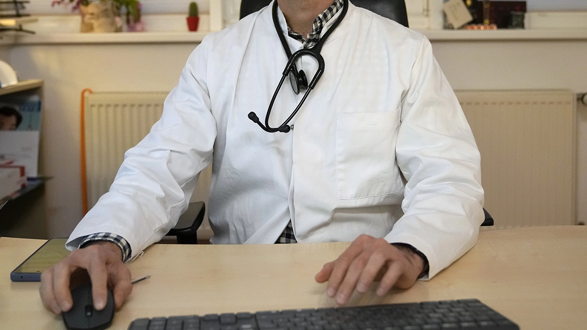 Doctor abandoned a a patient anesthetized to have relationships with a nurse in hospital of Manchester