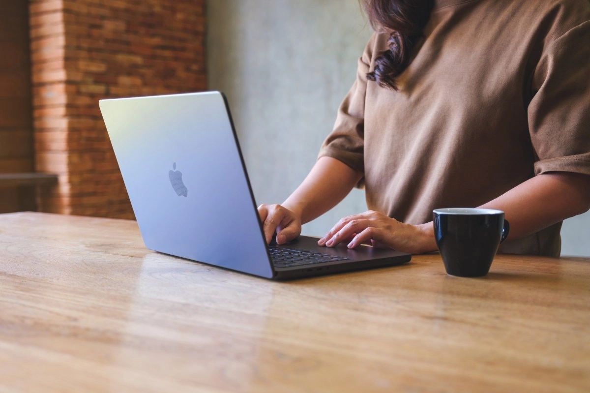 Apple prepare a MacBook pro with screen OLED Tactile