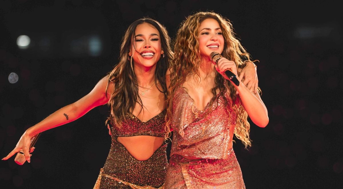 Shakira invites a danna a its last concert in Mexico y make explode the scenario with single