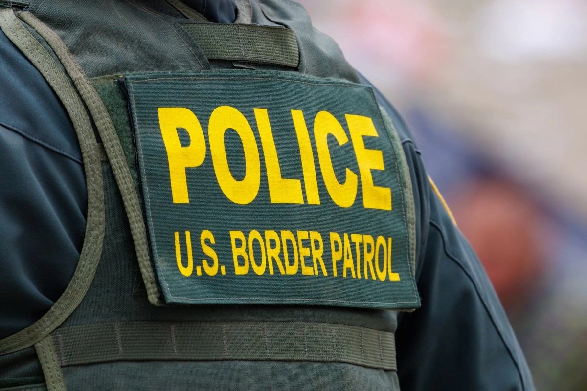 Immigrant is taken a the strength of its vehicle and position in detention is married with a lawyer American