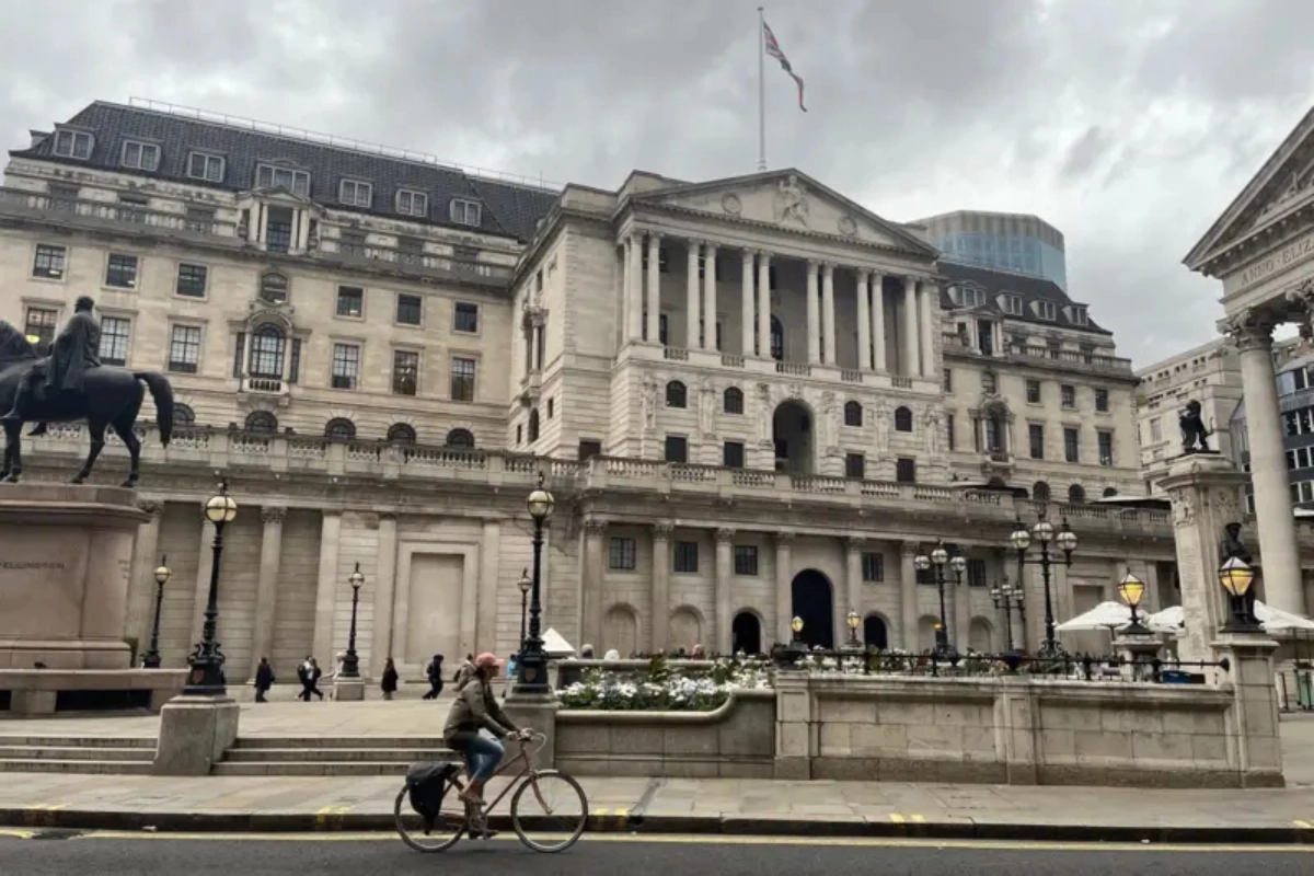 How is the centenary building of London that keeps 400000 ingots gold including the of Venezuela
