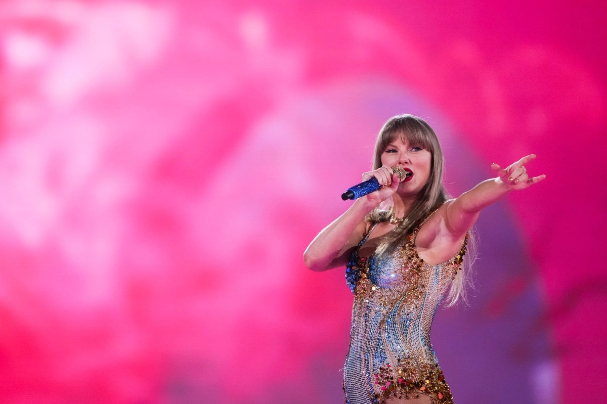 Taylor Swift reveals new details its disc  the life of a showgirl 