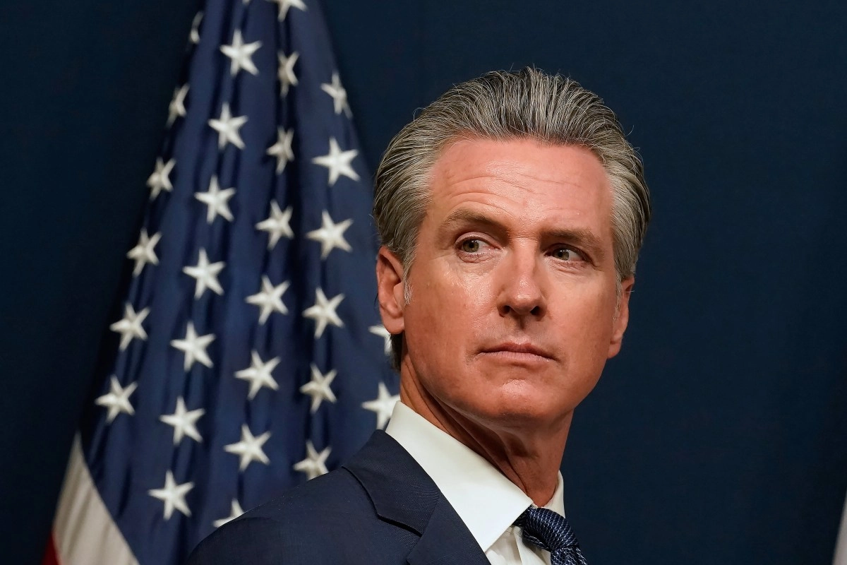 Newsom signed the law that prohibits a the federal agents in service use masks in California