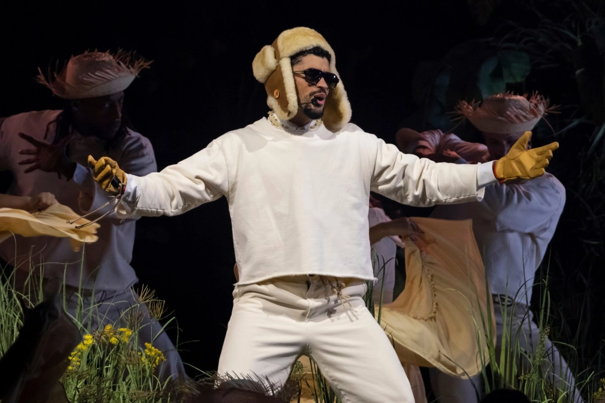 Who accompanied a bad bunny in the last show of its residence