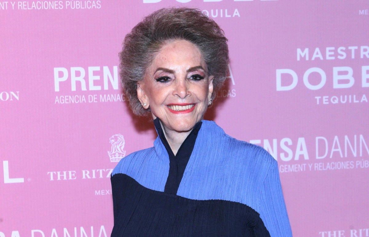Doa Cuquita widow of Vicente Fernndez surprises when kiss a a man in concert