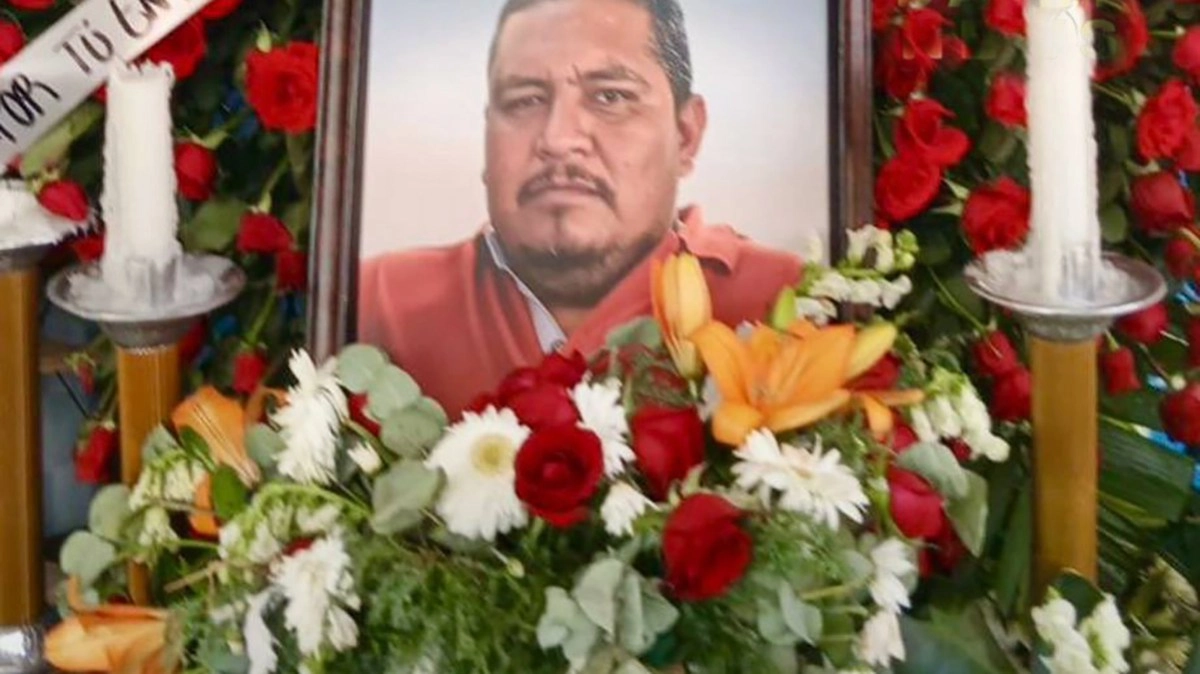 By tu delivery y loyalty leader of cjng send arrangement floral at funeral of a hired dejected