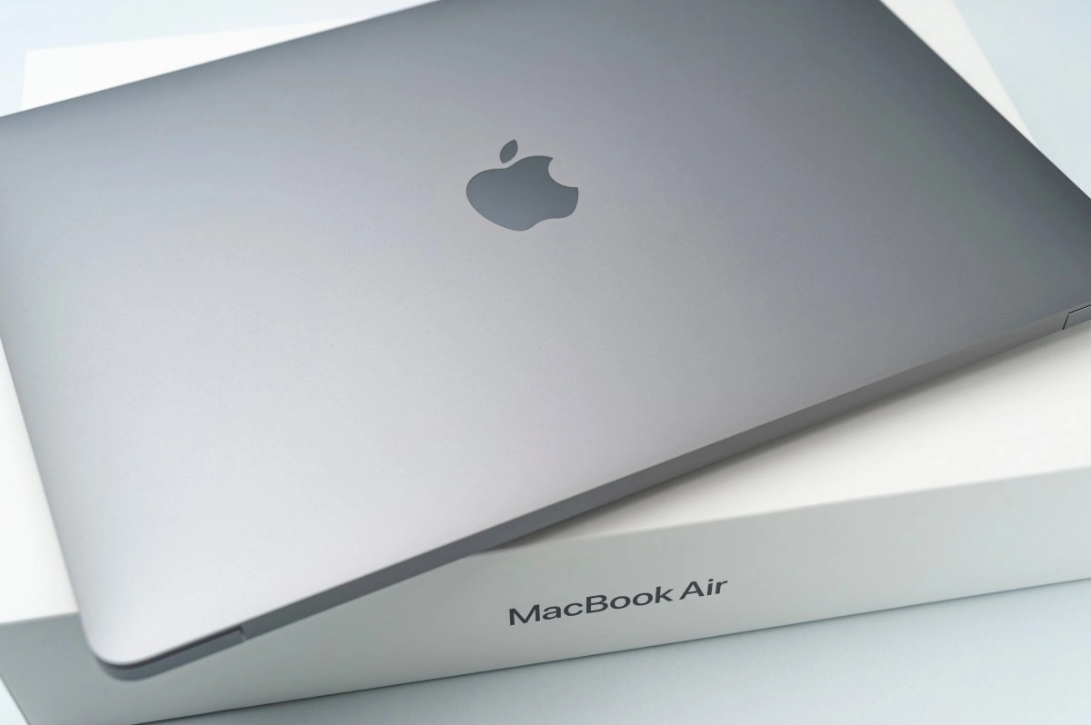 Why what the macbook air m1 continues dominating after average decade of its launch