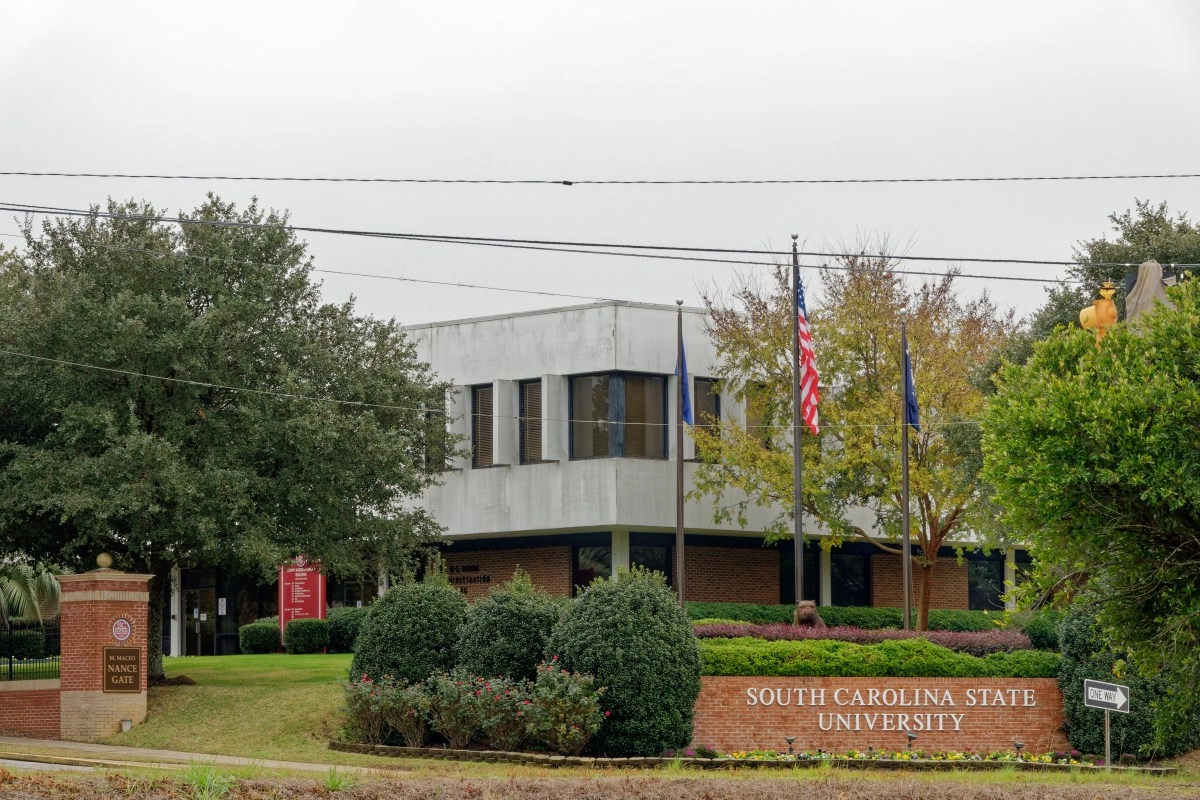 Two shootings leave a woman dead y a man injured in university of carolina del southern