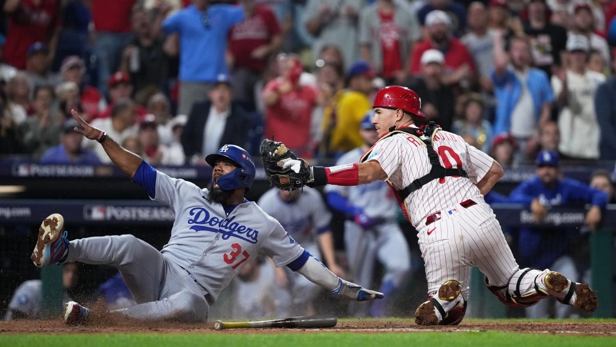 Dodgers win the game 2 against phillies y are approaches to the series championship