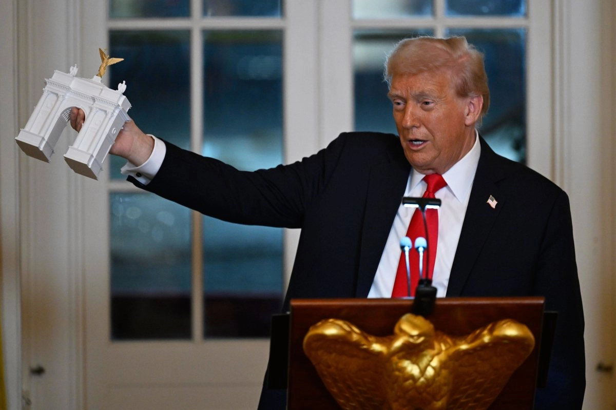 Trump hosts dinner with moguls to fund 200 million White House ballroom