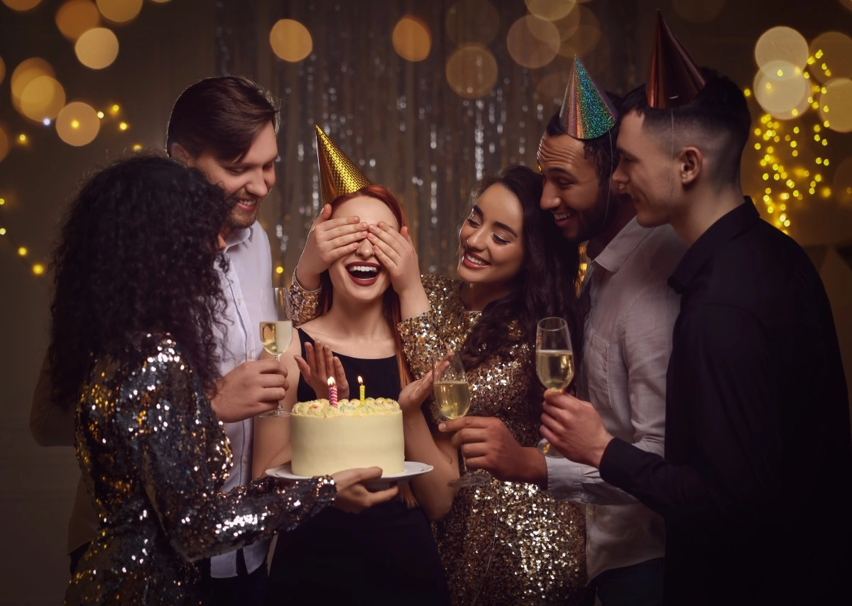 Young celebrates his birthday with a cake decorated with photos of his ex they were more than 10 Young celebrates his birthday with a cake decorated with photos of his ex they were more than 10