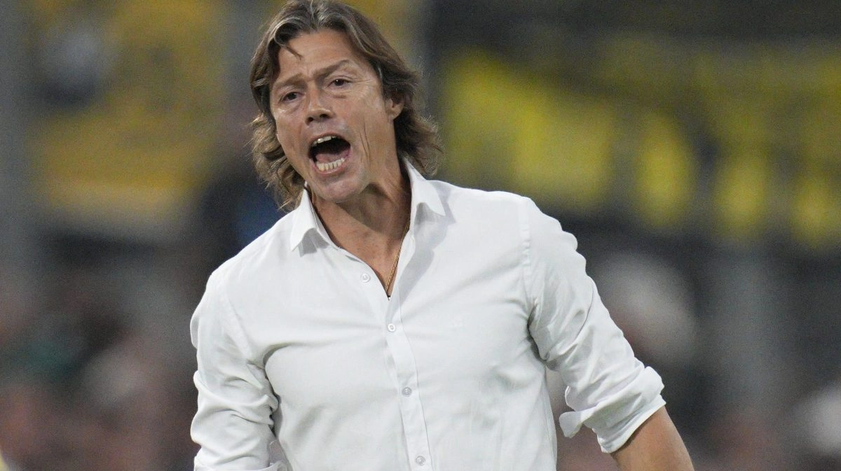 Matas Almeyda removes the sign of salvador in the Seville Matas Almeyda removes the sign of salvador in the Seville