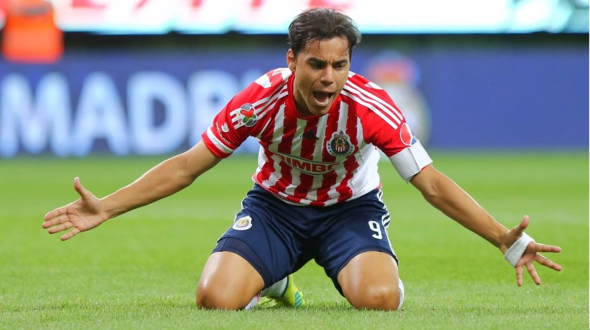 Chivas removed Omar Bravos shirt from the museum of his historical players Chivas removed Omar Bravos shirt from the museum of his historical players