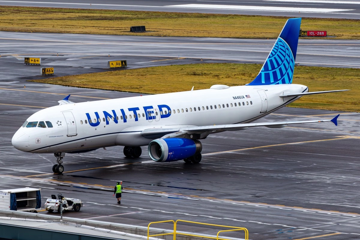 Two United Airlines planes collide slightly at Chicago OHare Airport