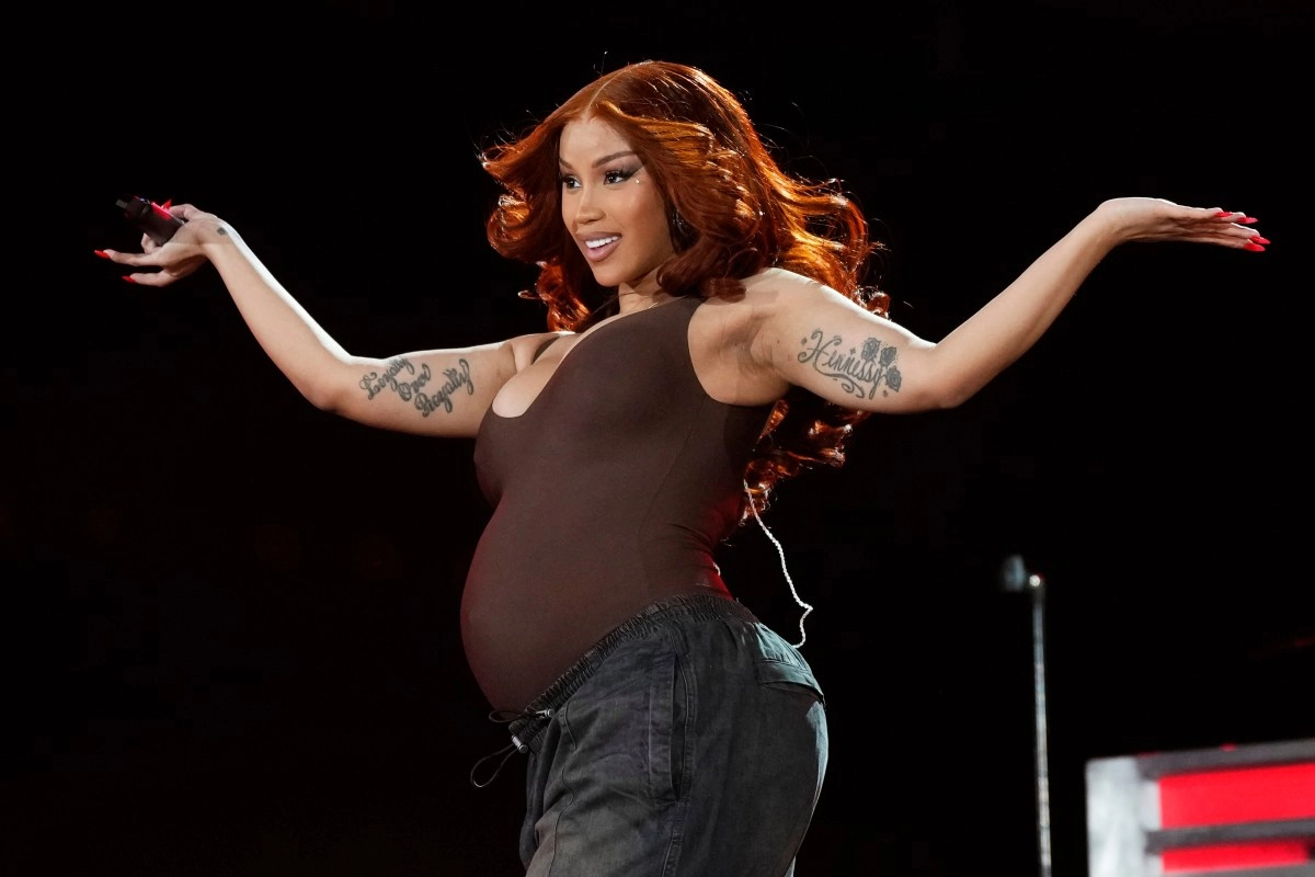 Cardi B surprises by singing at Ana Gabriels concert in New York