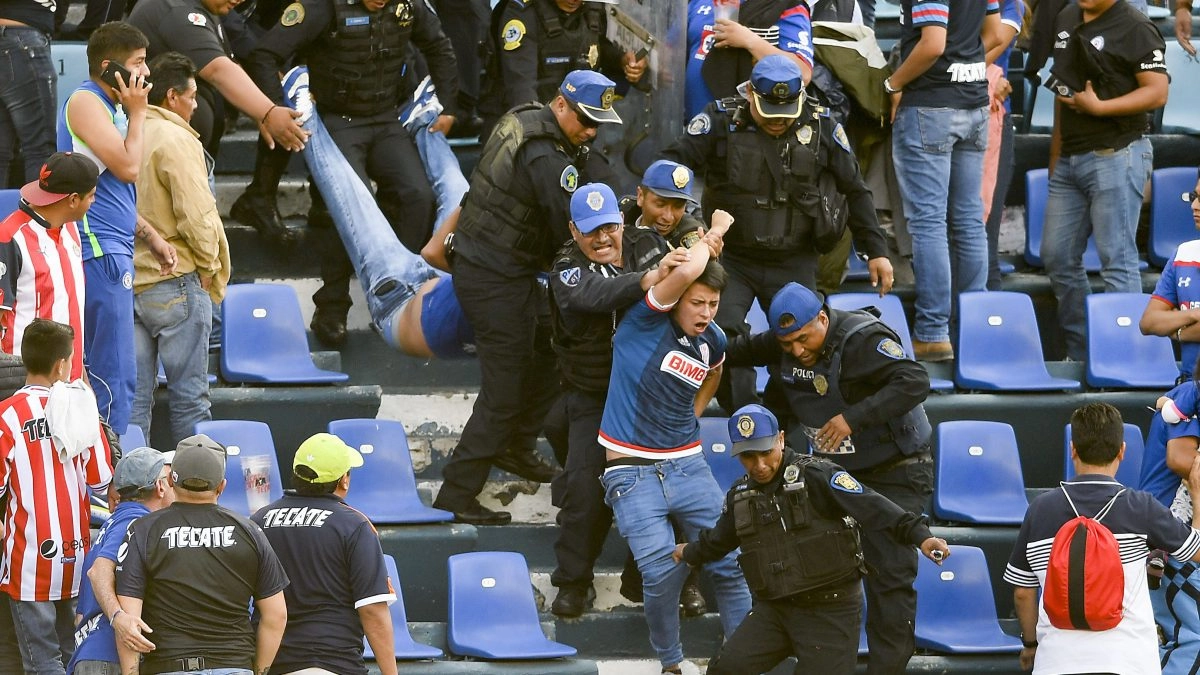 El Chivas vs Atlas with red balance due to the death of a fan in a serenade with quarrel