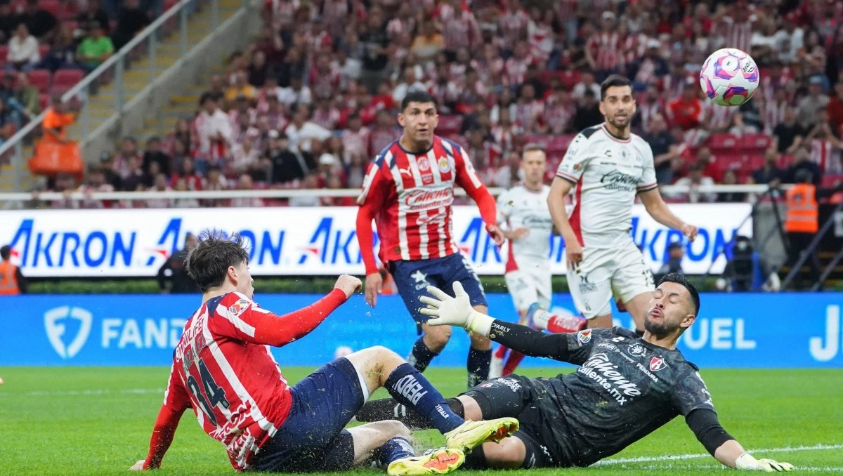 Chivas with hat trick by Armando Superhormiga Gonzlez destroys the Atlas 41