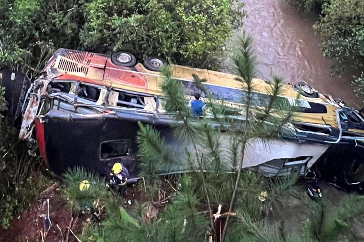 Tragic bus accident in Argentina leaves at least nine dead and 29 injured