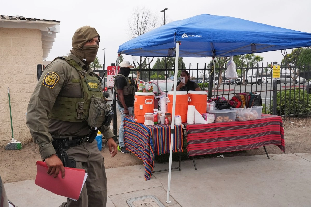 Dayworkers from Los Angeles are surprised by immigration operation at Home Depot