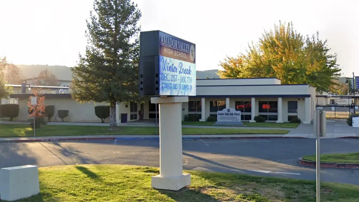 Principal of La Vegas school resigned after allegedly using Grindr to contact a student