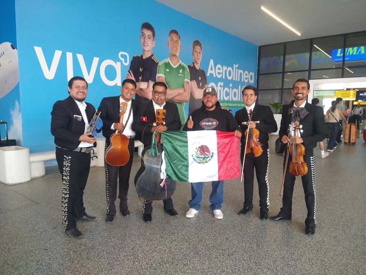 Mexico embraces carwasher who returns deported