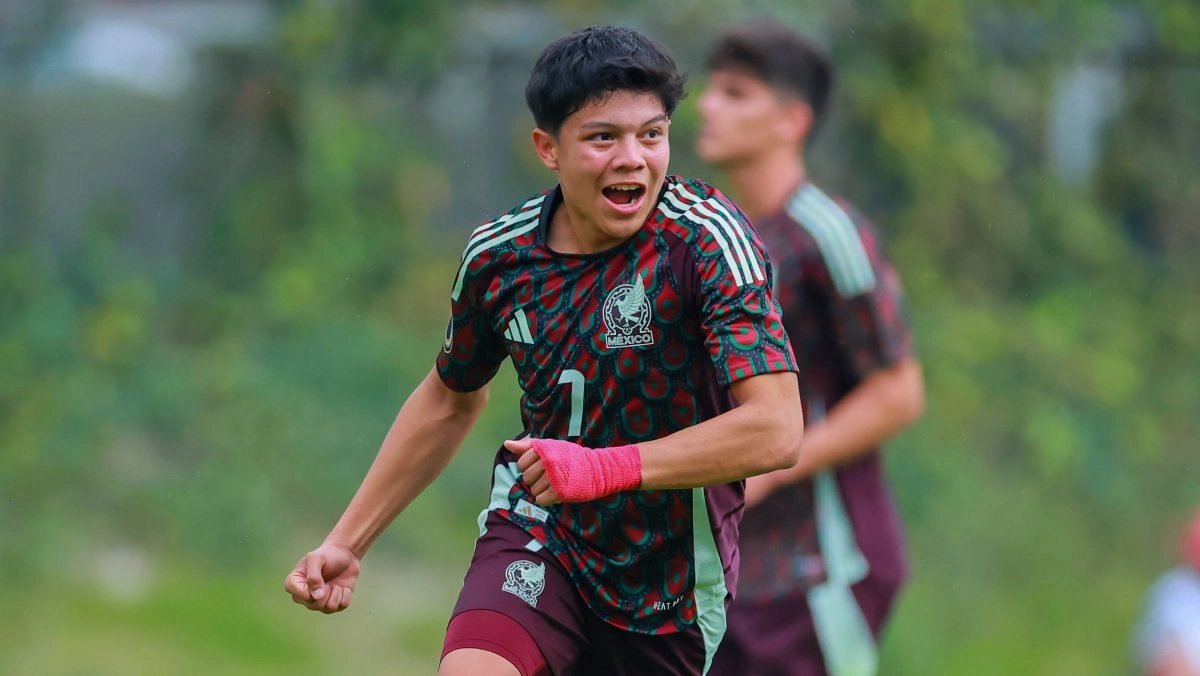 The Mexican under17 team doesnt lower their arms at the World Cup