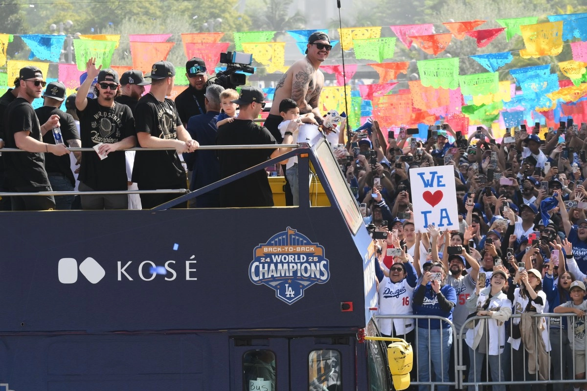 La Opinion Today Activists ask the Dodgers to refuse to visit President Trump