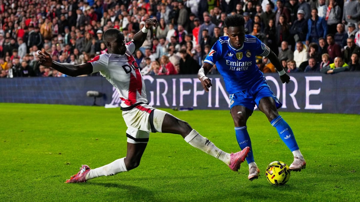 Real Madrid cant beat Rayo Vallecano and let FC Barcelona approach in the general
