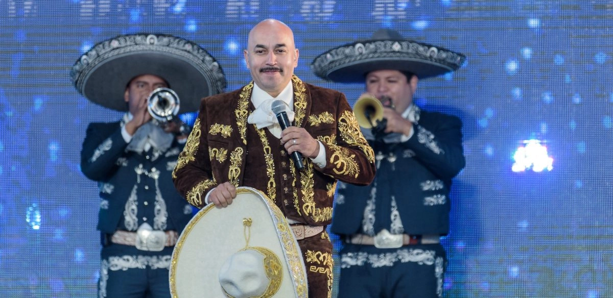 Lupillo Rivera premieres romance with beautiful Dominican in the middle of his lawsuit with Belinda