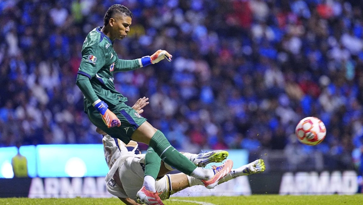 Kevin Mier goalkeeper of Cruz Azul will have operation this Thursday for fracture tibia