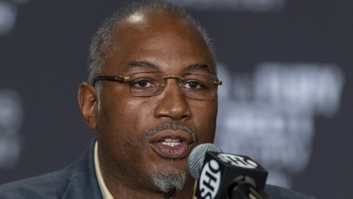 Lennox Lewis ensures that nobody can beat David Benavdez