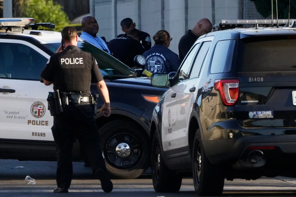 Police deployment for shooting in apartment building in Los Angeles