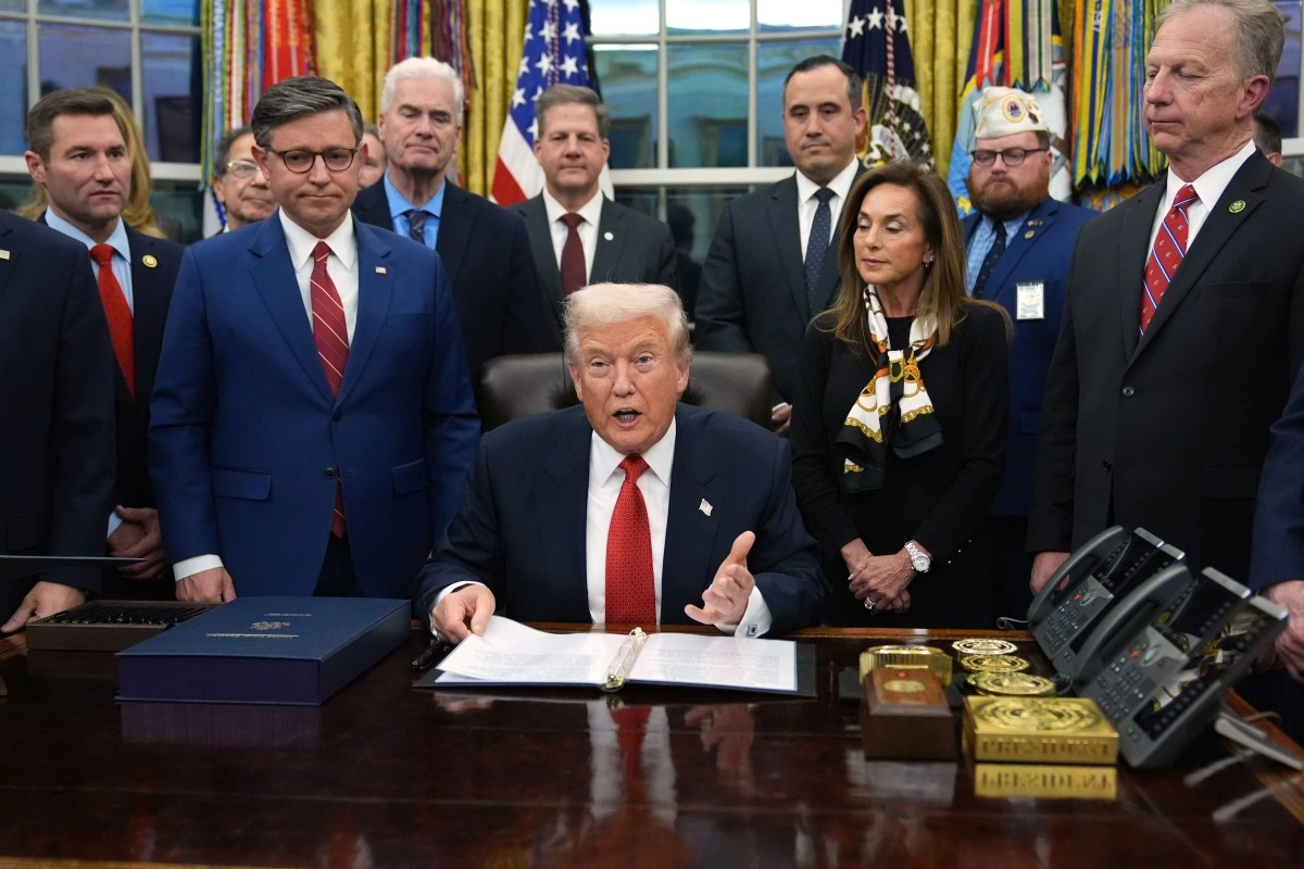 Trump signs bill to reopen federal government officially