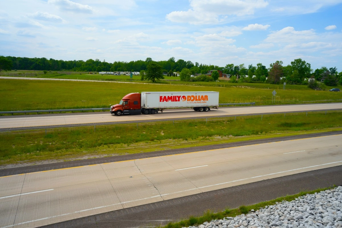 Sheriffs agent killed by a truck while helping a driver in Indiana