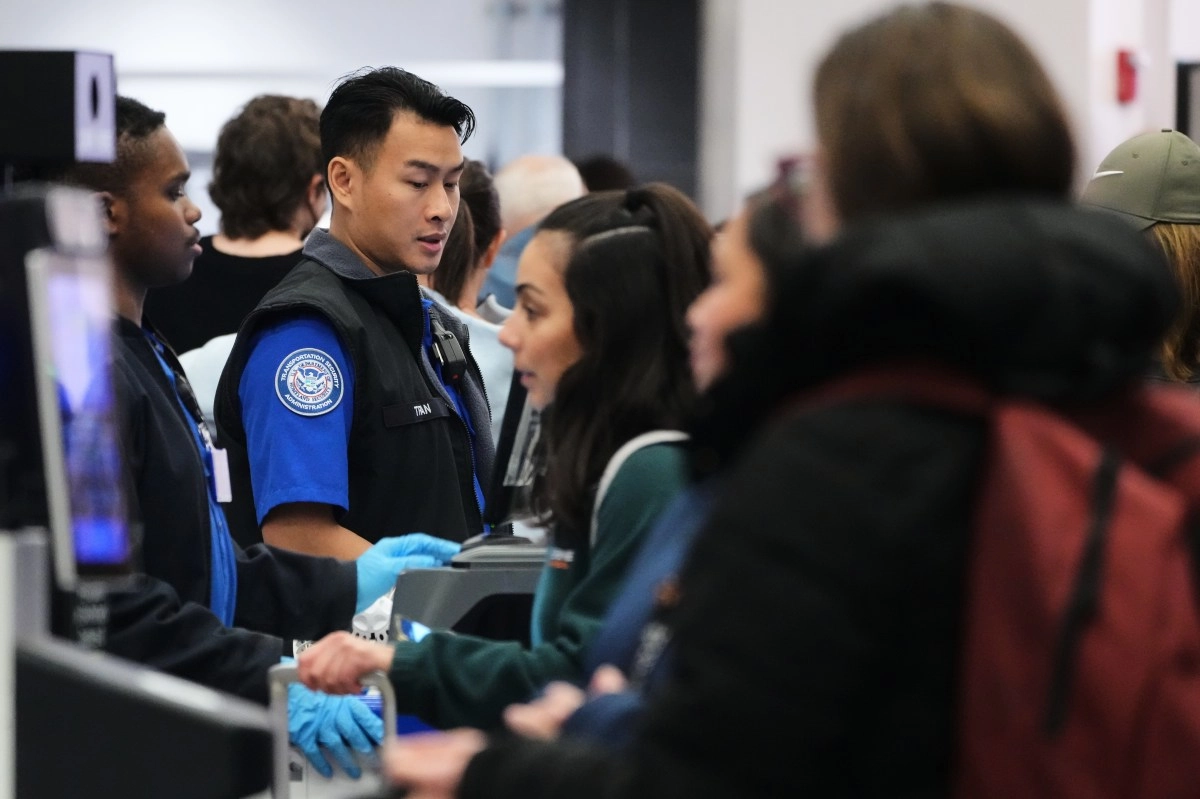 Noem announces 10000 bonuses for TSA agents who worked during the shutdown