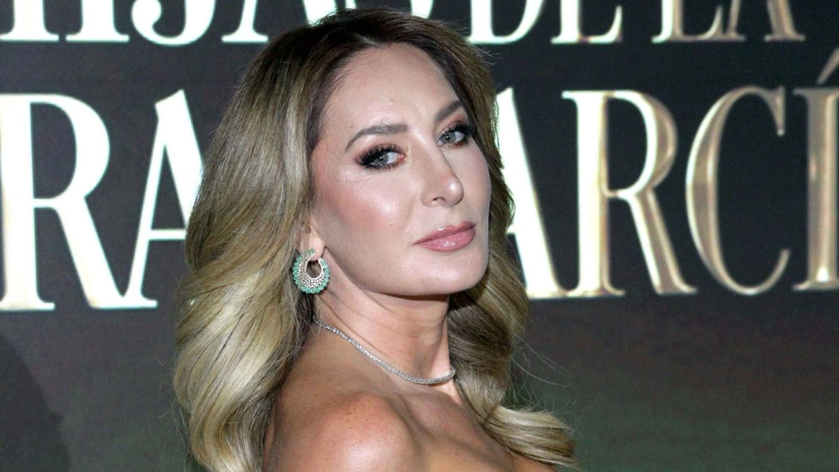 Geraldine Bazn dazzles in networks with a blazer and stockings look