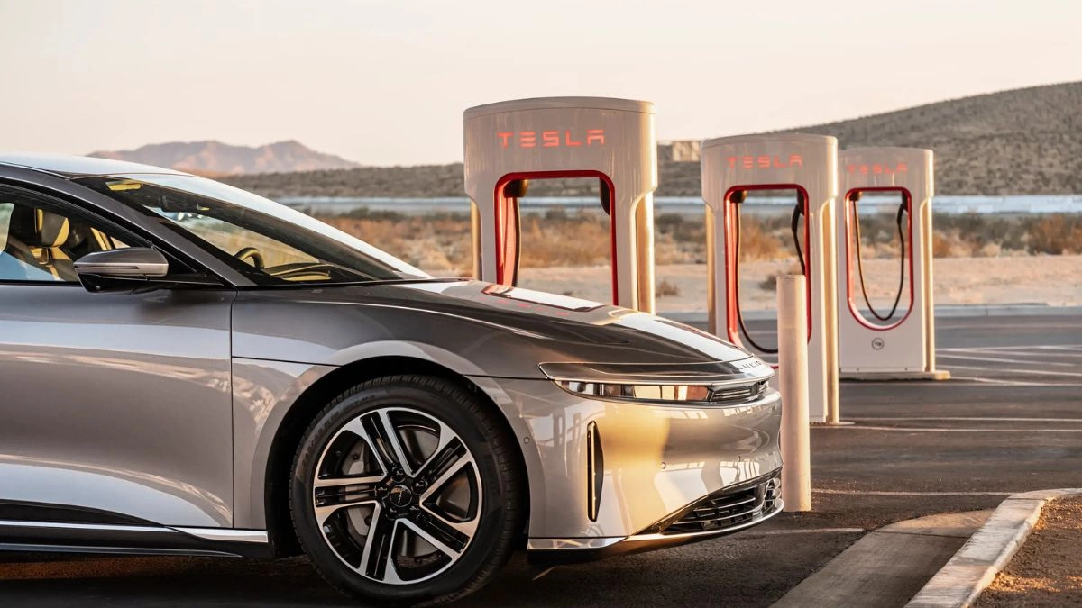 Thiel reduces Tesla while Musk asks to hold positions