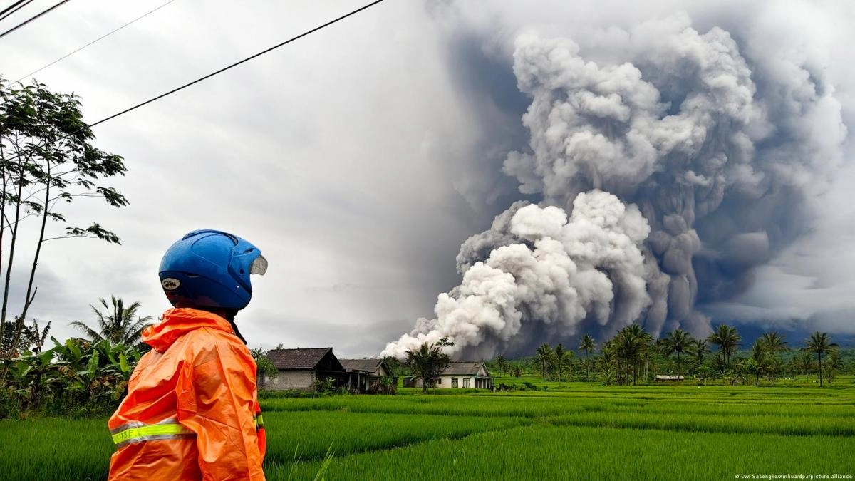 Eruption of the Semeru volcano in Indonesia causes the evacuation of almost thousand people