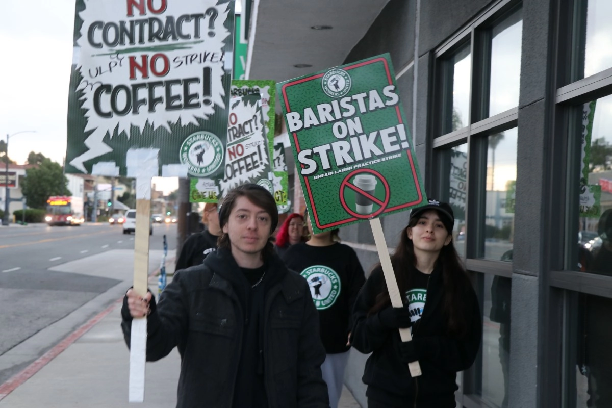 No contract no coffee Starbucks employees on strike