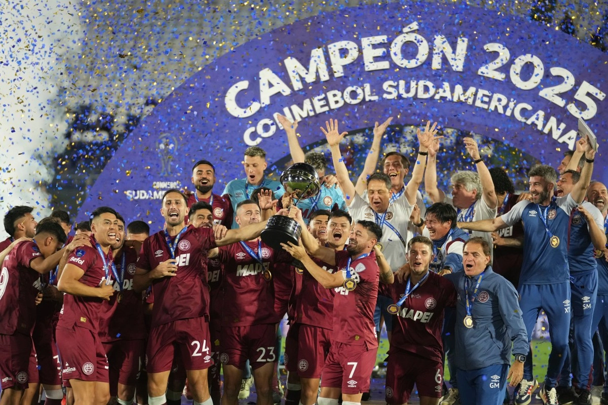 Lans from Argentina wins the Copa Sudamericana after beating Mineiro on penalties