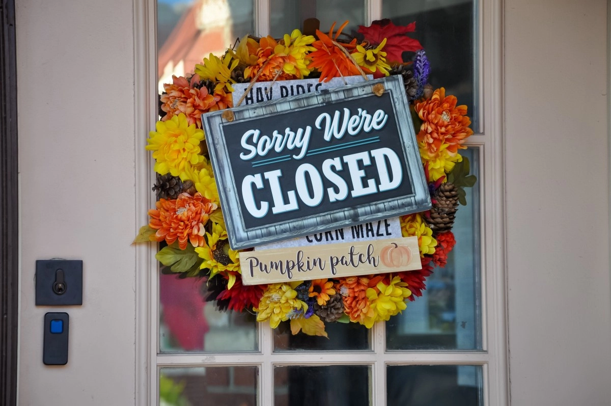 Which stores will be open on Thanksgiving 2025 and which will close all day