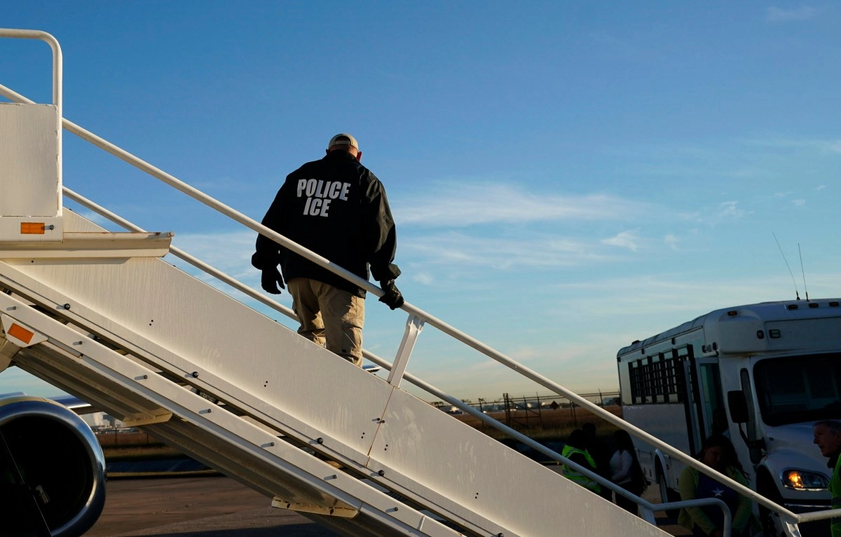 Services union asks 4 airlines to end contracts with ICE for deportations