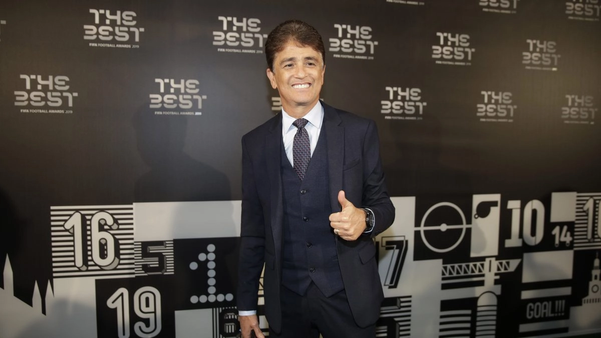 Bebeto presented his biographical book The man who cradled the goal