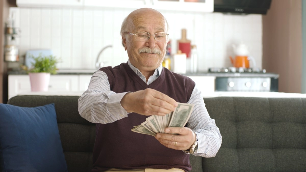 Social Security who will receive almost 1000 on December 1
