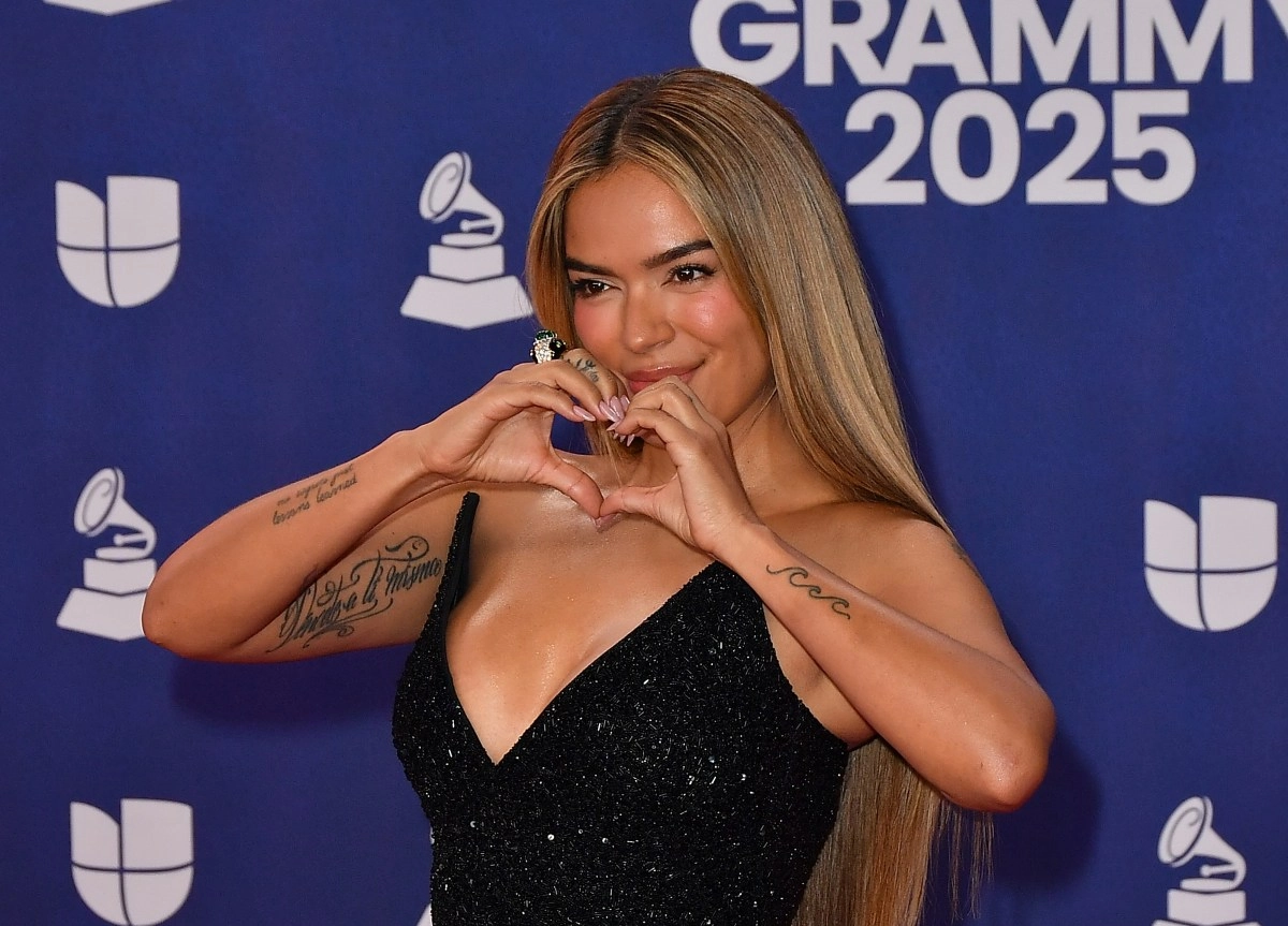 Karol G converts the energy of her album Tropicoqueta into images in La PremiEre