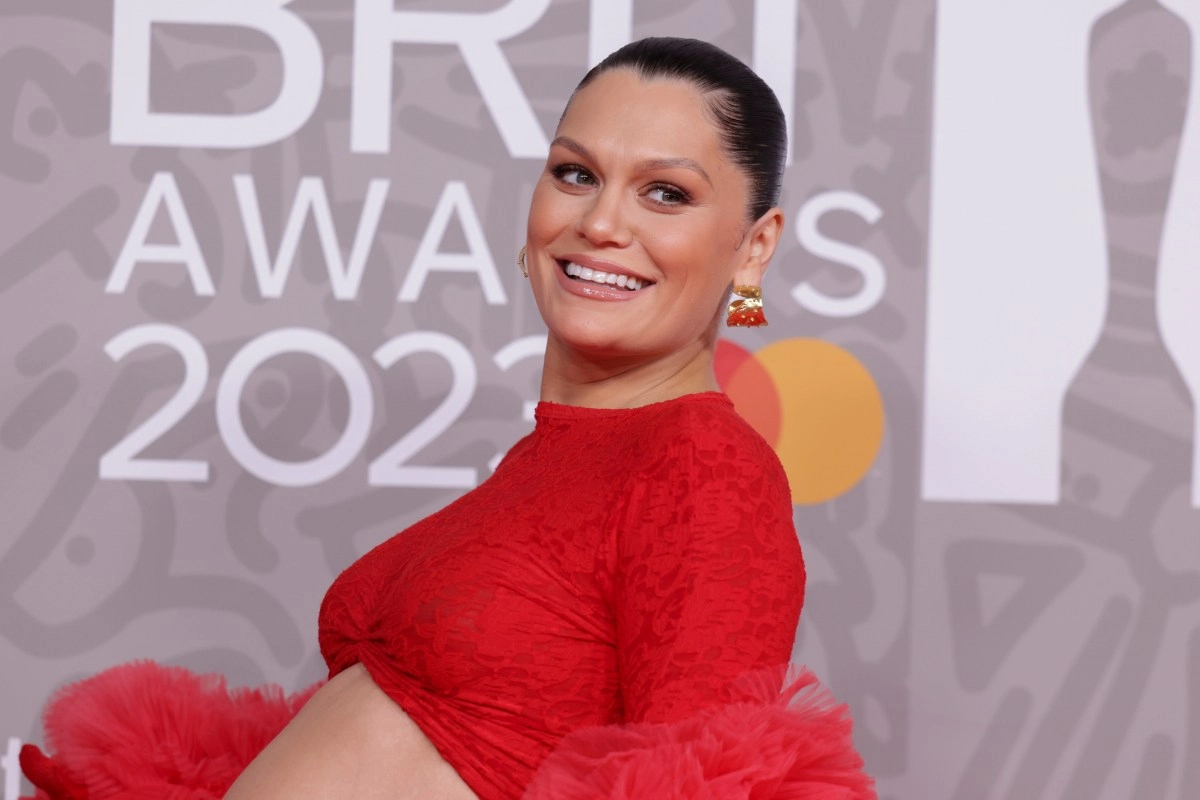 Jessie J cant hold her crying when remembering her 2021 miscarriage at a concert